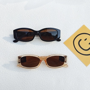 Lunettes de soleil vintage à monture étroite en noir et thé transparent pour la plage