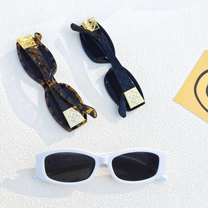 Vue détaillée de lunettes de soleil rectangulaires en blanc, noir et motif de tortue chic