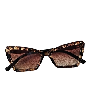Retro cat-eye leopard pattern sunglasses with dark brown gradient lenses on white background