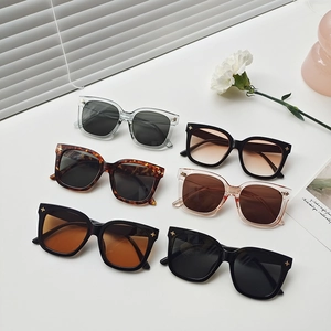 Lunettes de Soleil Carrées Oversize à la Mode pour Femmes Rétro Rivets Étoile Protection UV400 Lunettes Tendances Voyage