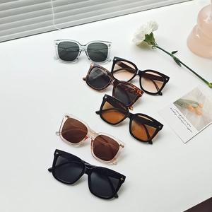 Lunettes de soleil carrées oversize avec détails étoiles en métal en cinq couleurs