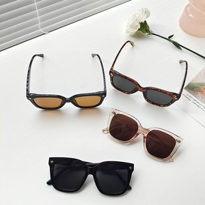 Lunettes de soleil carrées oversize pour femmes avec montures noires et étoilées