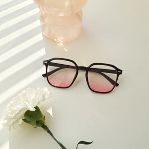Fashion Square Sunglasses Women UV400 Protection Gradient Pink Lenses Black Resin Frame Retro Oversized Eyewear
