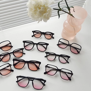 Fashionable oversized square sunglasses with gradient pink lenses and black frames set