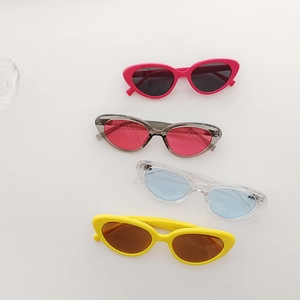 Lot de quatre lunettes de soleil œil de chat rétro pour enfants aux couleurs acidulées