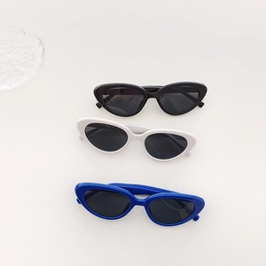 Lunettes de soleil rétro œil-de-chat pour enfants en noir, blanc et bleu