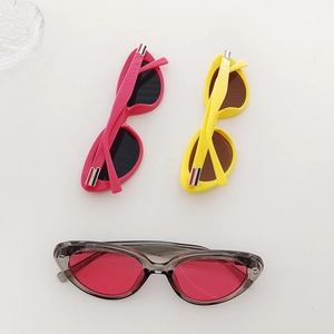 Détail de lunettes de soleil rétro œil-de-chat pour enfants aux couleurs acidulées
