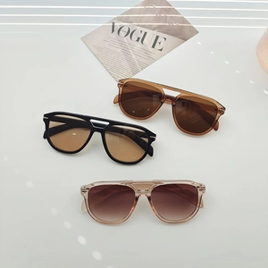 Retro double-bridge pilot sunglasses with oversized frames in black and amber colors