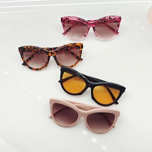 Retro triangle cat eye sunglasses set in leopard print and pastel pink colors