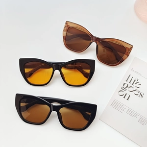 Lot de lunettes de soleil œil de chat vintage avec montures écaille et noires à verres teintés