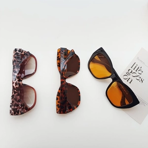 Détails de lunettes de soleil œil-de-chat rétro en imprimé léopard, écaille et noir