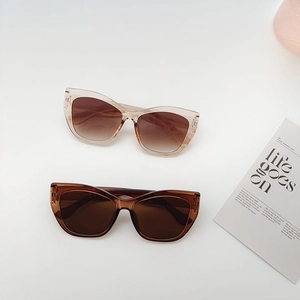 Vue de dessus de lunettes de soleil œil de chat rose champagne et ambre sur fond blanc