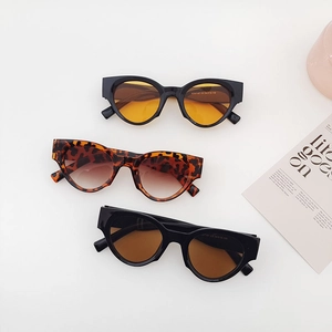 Ensemble de trois lunettes de soleil carrées rétro avec divers coloris de monture