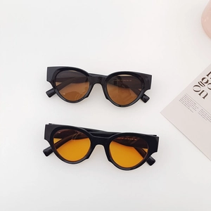 Détail de lunettes de soleil noires affichant les dimensions sur la branche interne