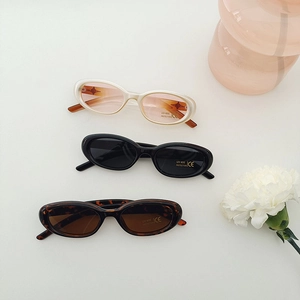 Vintage oval children's sunglasses with UV400 protection in white, black and tortoise frames