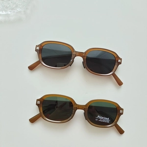 Détail de lunettes de soleil ovales vintage pour enfants avec verres polarisés UV400 marron