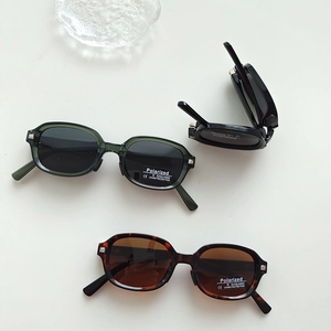 Détail de lunettes de soleil polarisées avec protection UV400 et design pliable