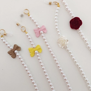 Chaîne à lunettes en perles avec nœud en résine et breloques de rose en velours