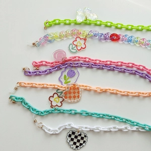 Chaînes de lunettes en acrylique colorées avec divers pendentifs cartoon et breloques