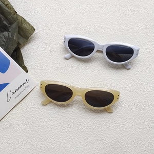 Schicke Katzenaugen-Sonnenbrille für Kinder mit UV400-Schutz in Weiß und Cremegelb