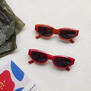 Draufsicht der roten Katzenaugen-Sonnenbrille für Kinder mit UV400-Gläsern und Blumen