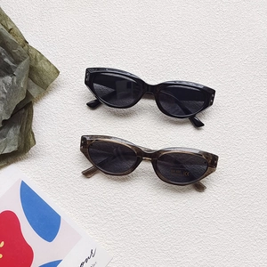 Nahaufnahme der Retro-Kinder-Sonnenbrille mit UV 400 Schutz und silbernen Nietendetails