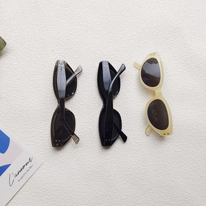 Details einer Retro-Cat-Eye-Kinder-Sonnenbrille mit UV400-Gläsern und Metalldetails