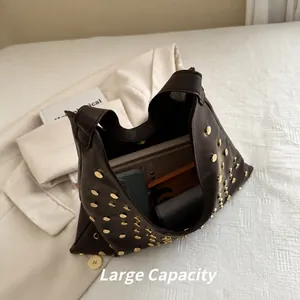 Vue détaillée de l'intérieur spacieux d'un sac cabas marron foncé à rivets