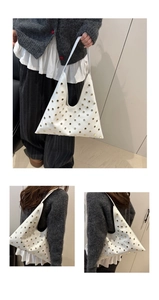 Vue détaillée du sac sous le bras blanc triangulaire avec rivets argentés et cuir