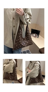 Détails du sac à bandoulière vintage marron foncé avec rivets dorés en mode de vie