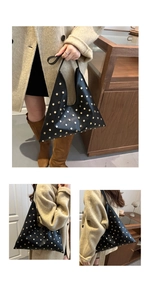 Vue détaillée du sac à épaule en cuir noir avec clous argentés et silhouette de hobo