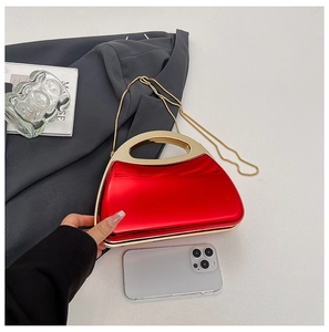 Detail der roten Abendtasche mit Smartphone-Vergleich zur Anzeige der Kapazität