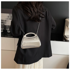 Moderne silberne Acryl-Clutch mit glänzendem Spiegeleffekt und Metallkette