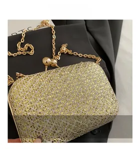 Dettaglio della borsa da sera glitterata oro e argento con chiusura e catena in metallo