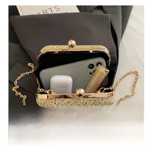 Vista interna della pochette dorata glitterata che mostra lo spazio per il cellulare