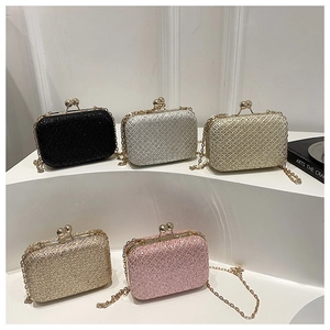 Vista dettagliata di varie pochette da sera glitterate in nero, argento e oro