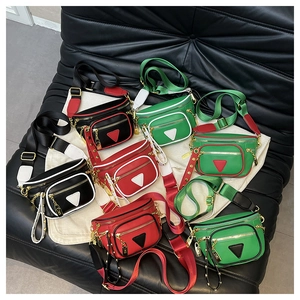 Détail de sacs bananes sportifs en cuir PU avec bordures contrastées et sangles nylon