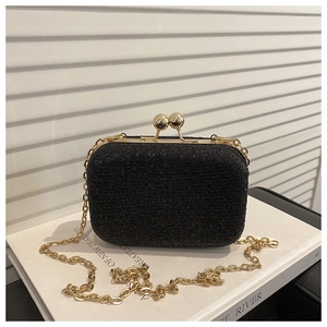 Dettaglio della pochette da sera con paillettes nere, chiusura a sfera dorata