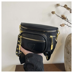 Détail du sac banane noir avec fermetures dorées et large bandoulière cloutée