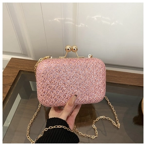 Dettaglio della borsa da sera con paillettes rosa, chiusura a sfera dorata e catena