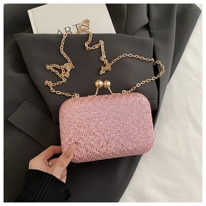 Dettaglio borsa da sera glitter rosa con chiusura a sfera dorata e tracolla a catena