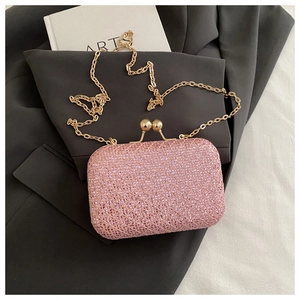 Dettaglio della borsa da sera rosa glitterata con catena dorata e chiusura a sfera