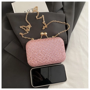 Dettaglio della borsa da sera rosa glitterata con chiusura dorata e catena in metallo