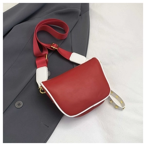 Vue détaillée du sac selle bicolore rouge et blanc avec large bandoulière et dorures