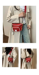 Détail du sac ceinture rouge avec liseré blanc et finitions de fermeture éclair dorées