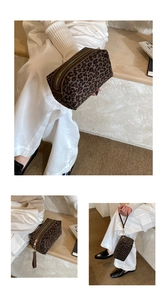 Detail van de make-up tas met luipaardprint, gouden rits en afneembaar hengsel