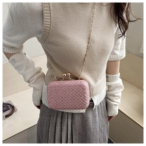 Mini borsa da sera rosa traforata con chiusura a scatto dorata e tracolla a catena