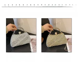 Détail de sacs de soirée strass dorés et argentés avec fermoir perle et poignée en cristal