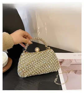 Détails du sac de soirée à strass argentés avec fermoir perle et chaîne dorée