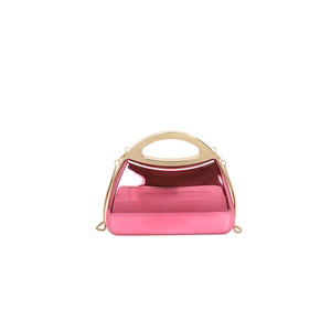 Glänzende magentafarbene Abendtasche aus Acryl mit Goldgriff und schicker Kette für Damen